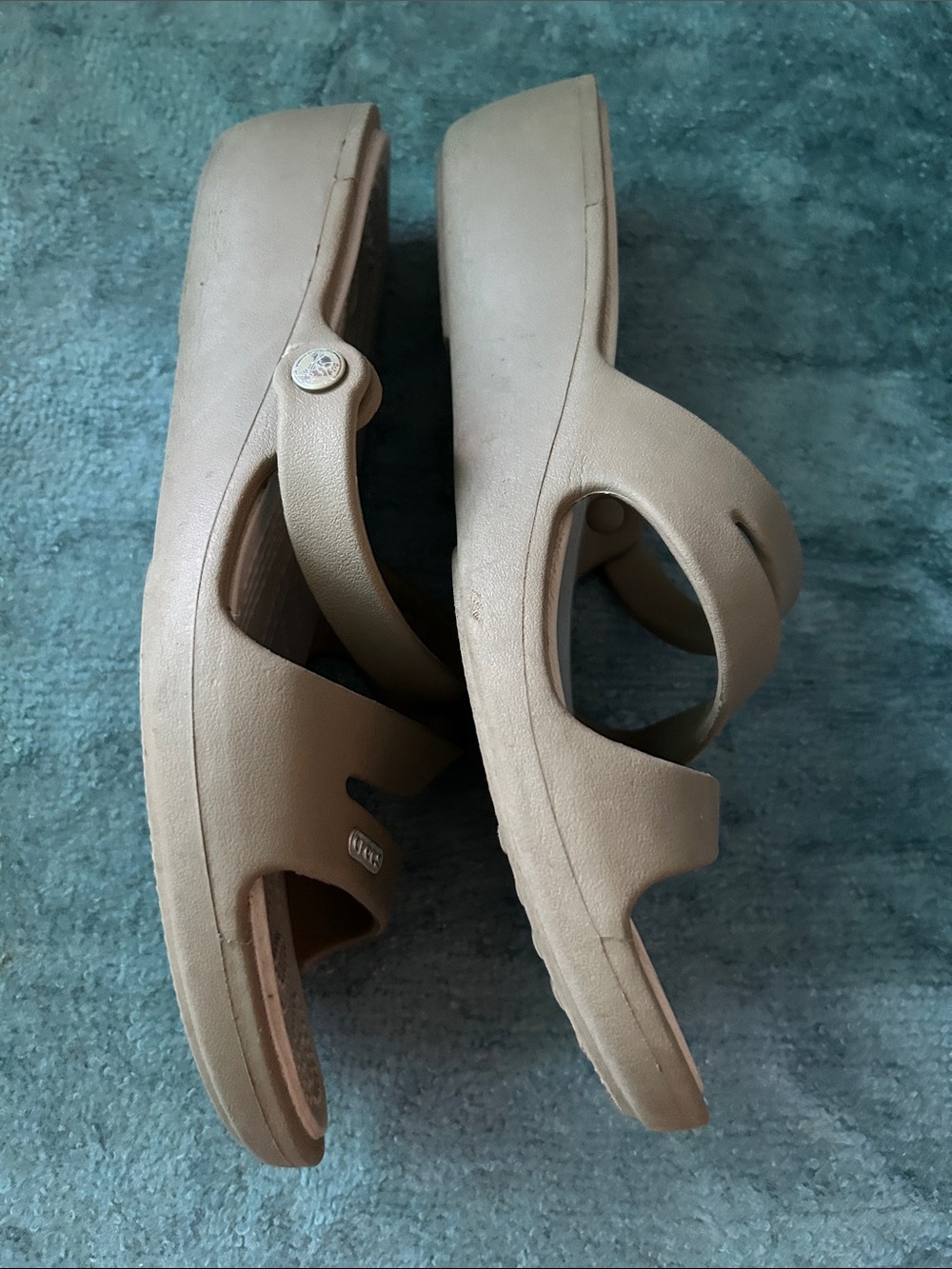 CROCS Women's Tan Strappy Slide Sandals with Cream Footbed size 10 - Picture 4 of 4